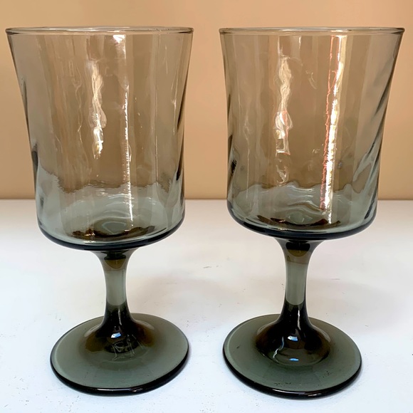 🔥2 Vintage Libby Smoke Gray Optic Swirl Wine Glasses - Picture 1 of 3